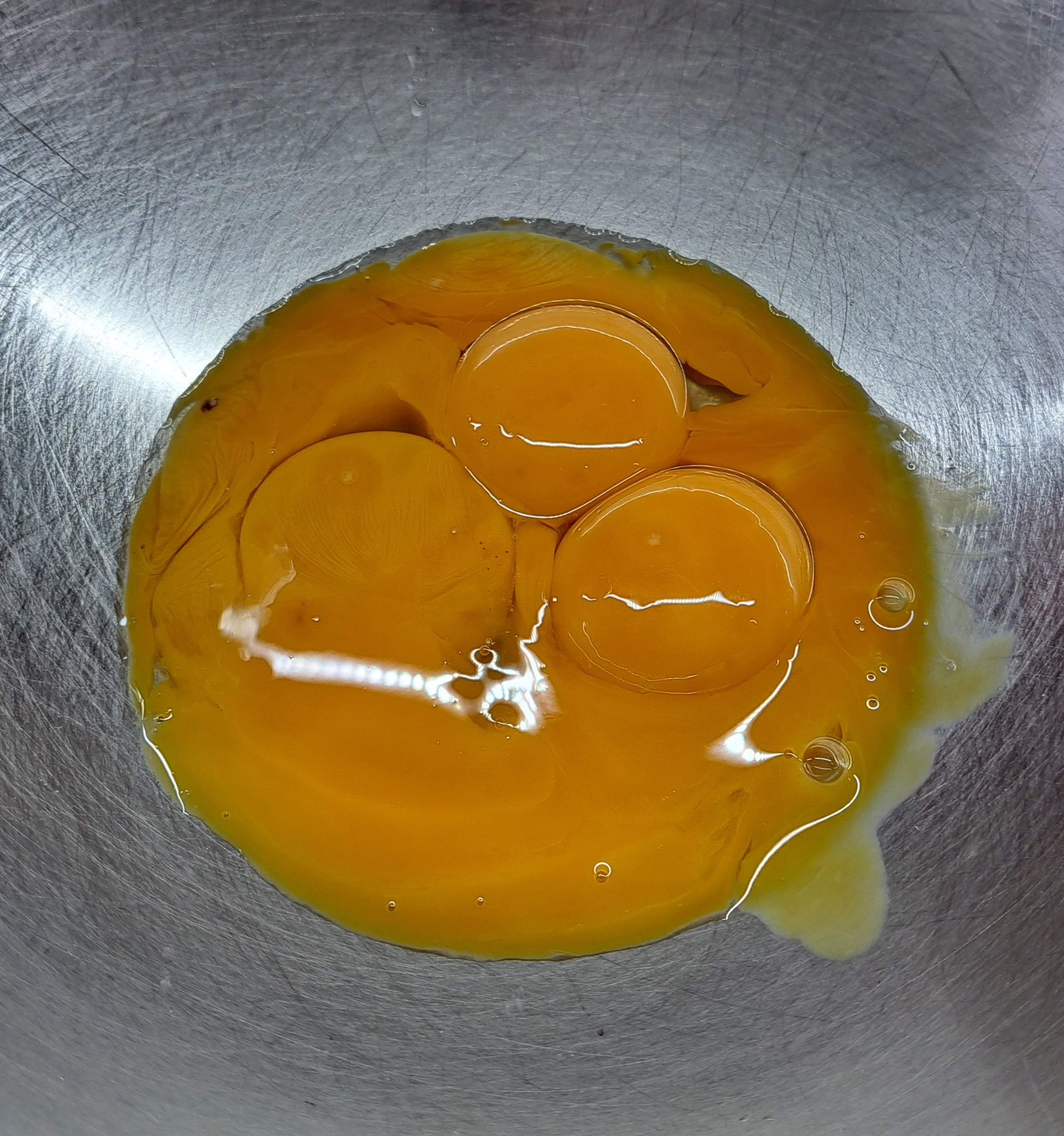 Slepačie vajcia oddelíme žĺtky a bielky